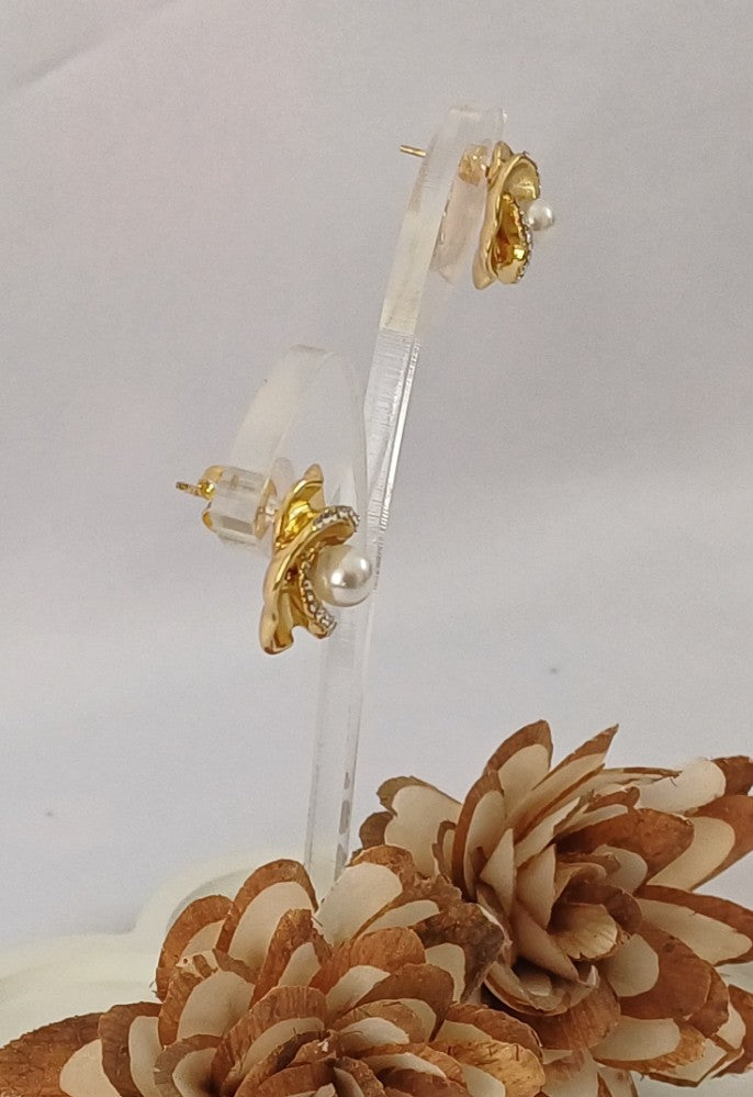 Golden Pearl Flower Stud