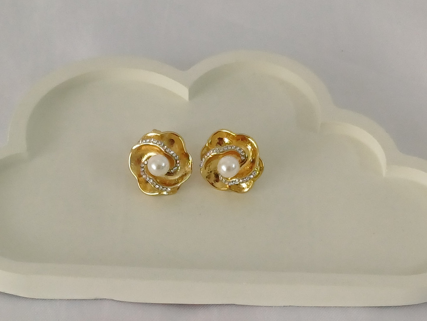 Golden Pearl Flower Stud