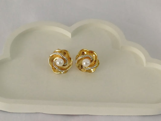 Golden Pearl Flower Stud