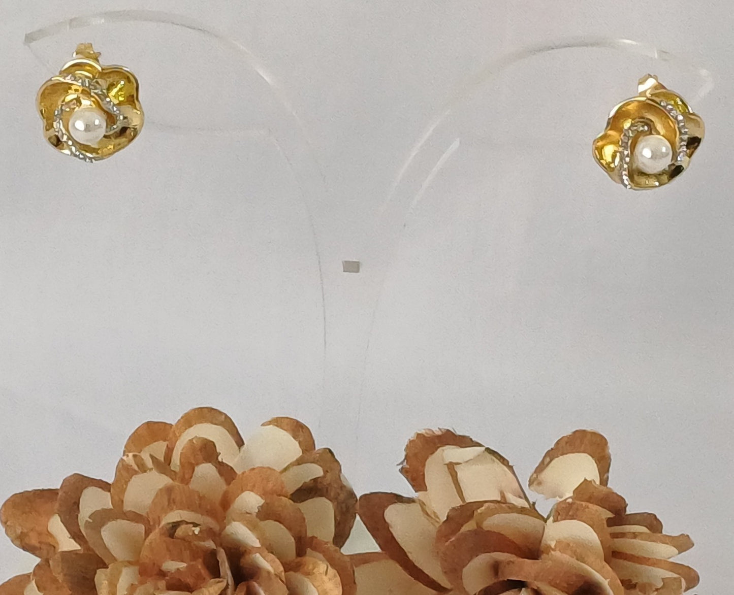 Golden Pearl Flower Stud
