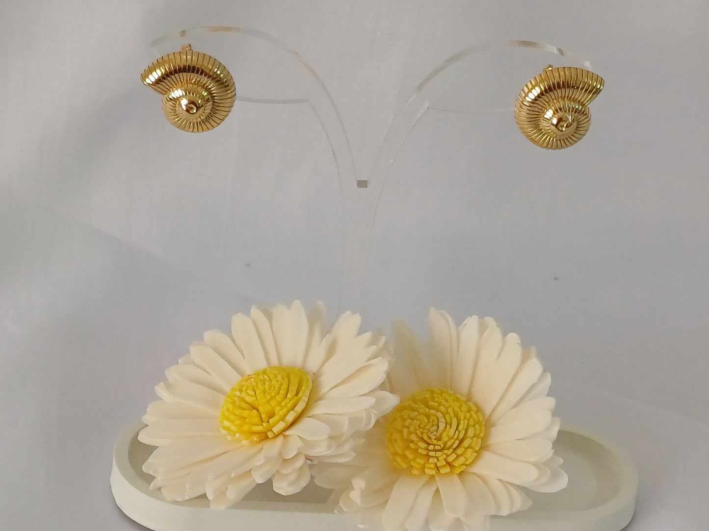 Golden Shell Stud Lucy