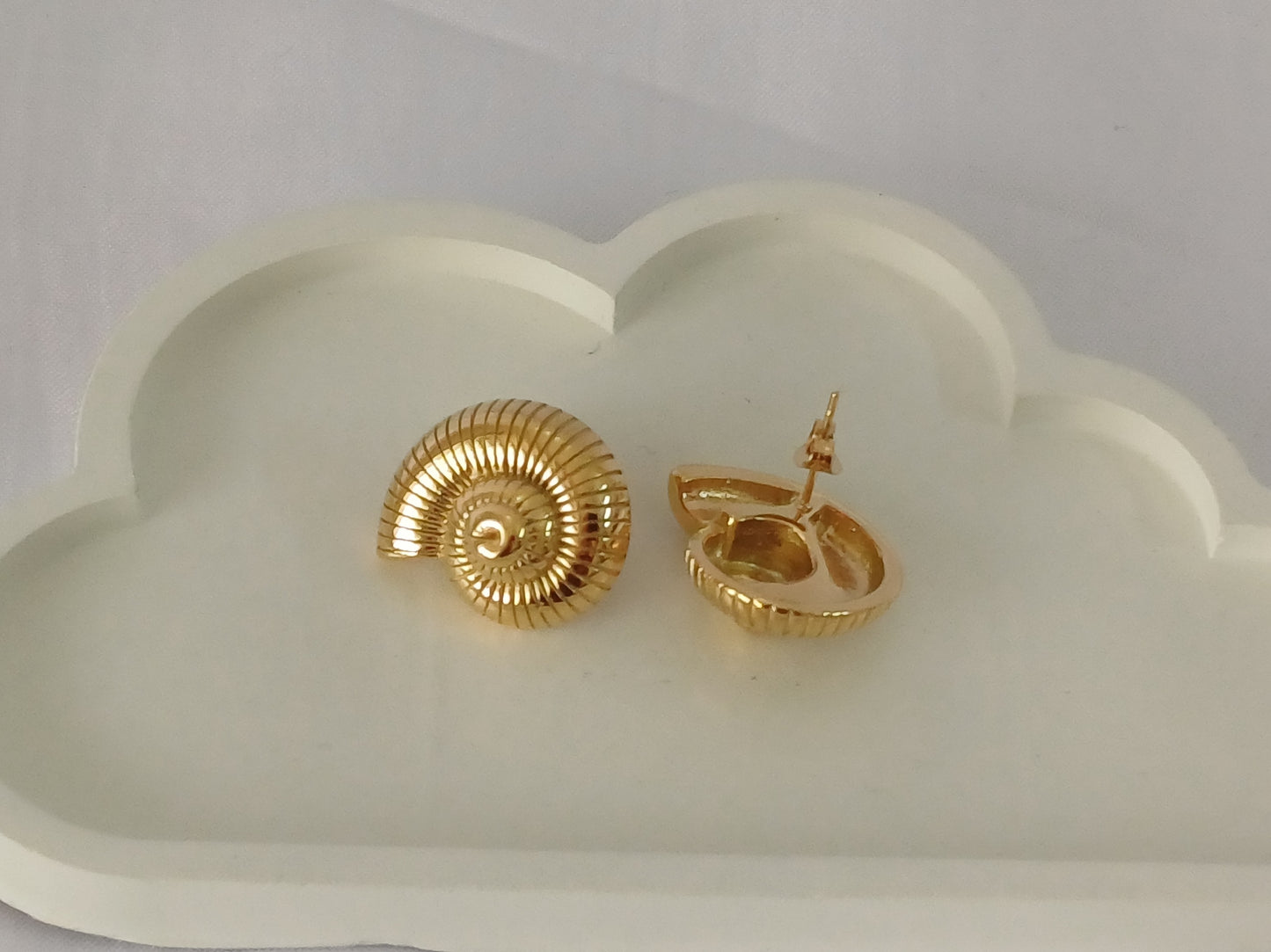 Golden Shell Stud Lucy