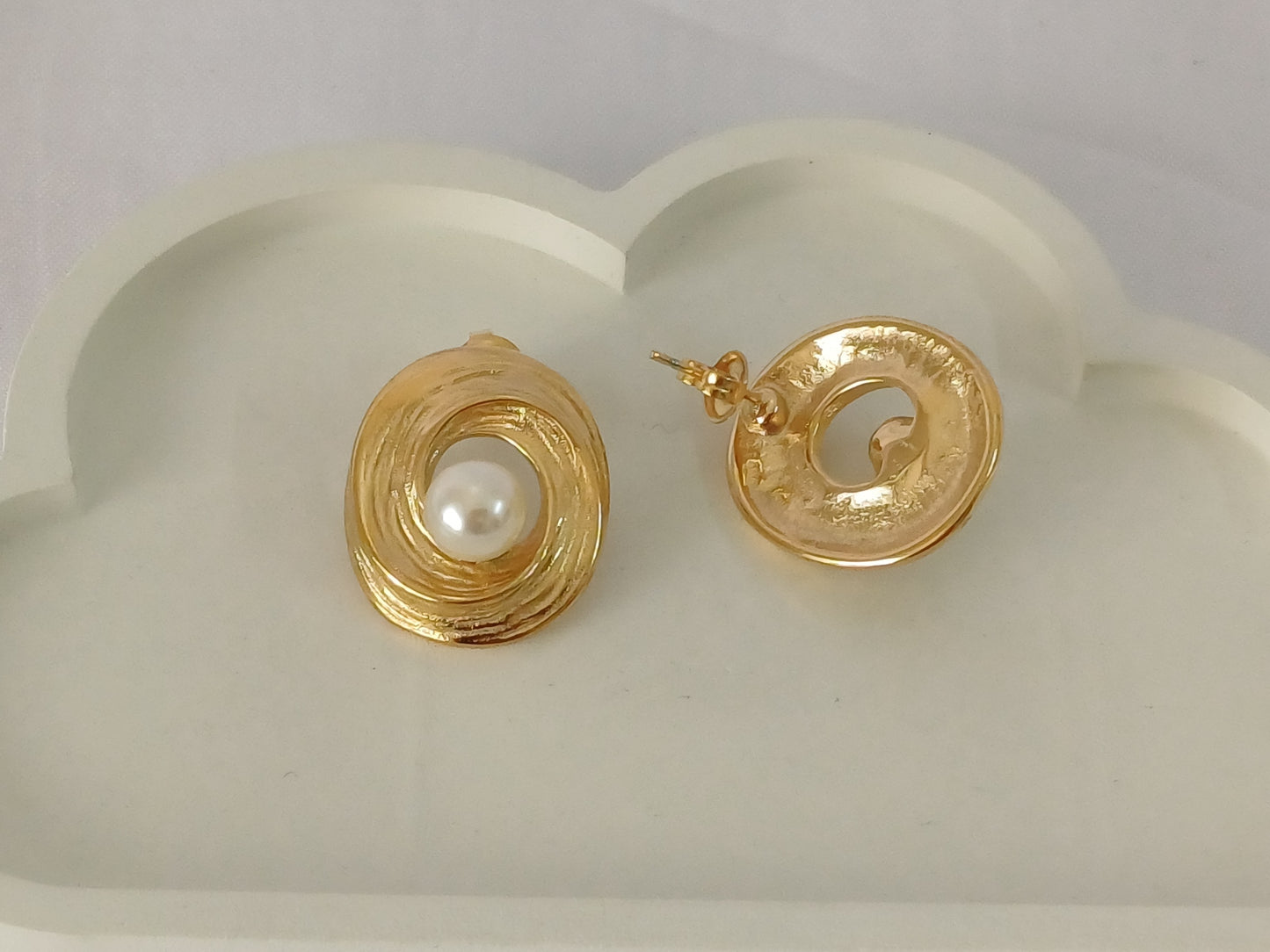 Golden Oval Pearl Stud Zuri