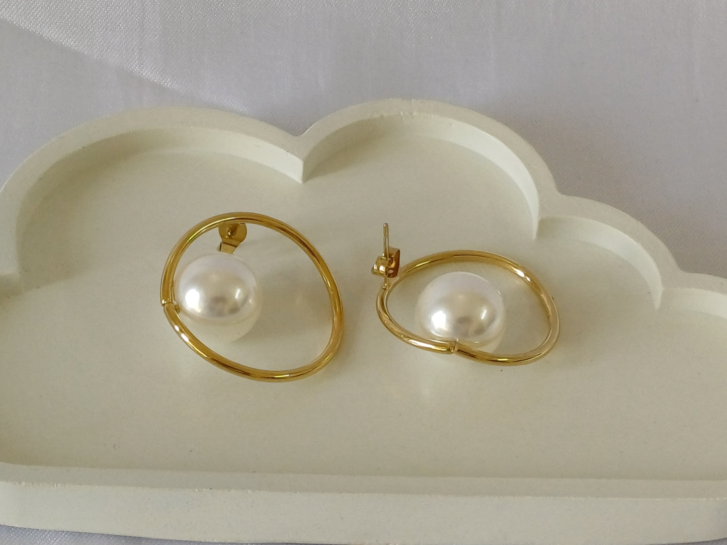 Golden Round Pearl stud
