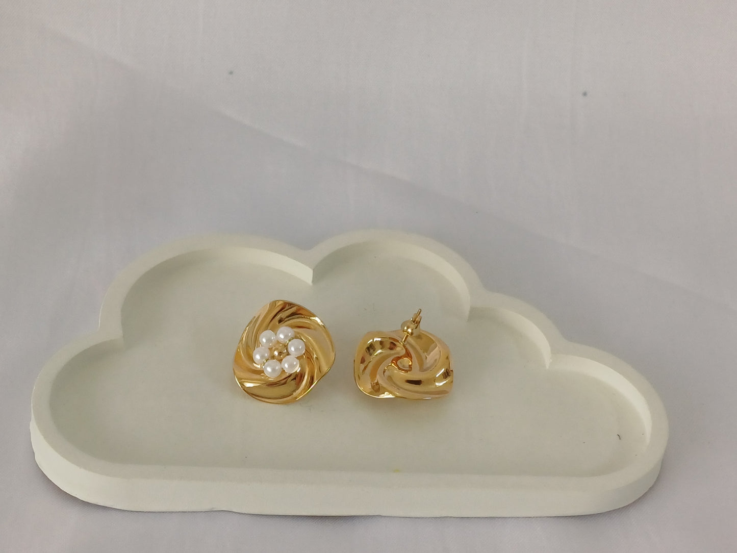 Golden Pearl Flower Stud Eliza