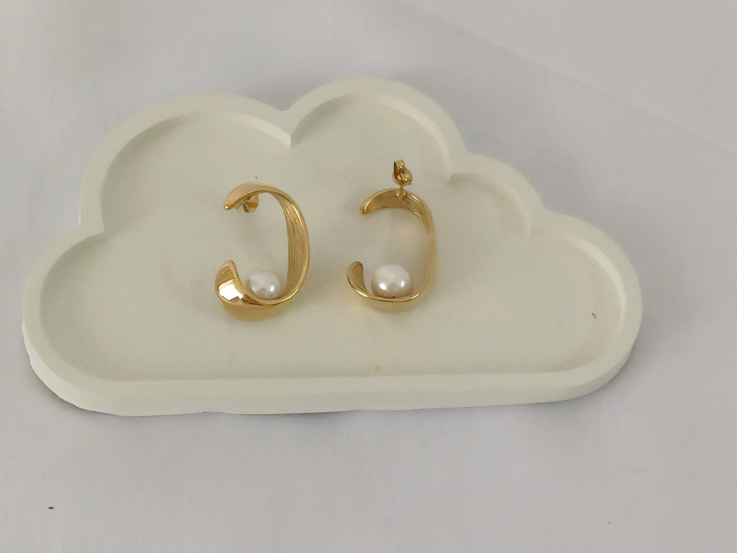 Golden Pearl C Stud