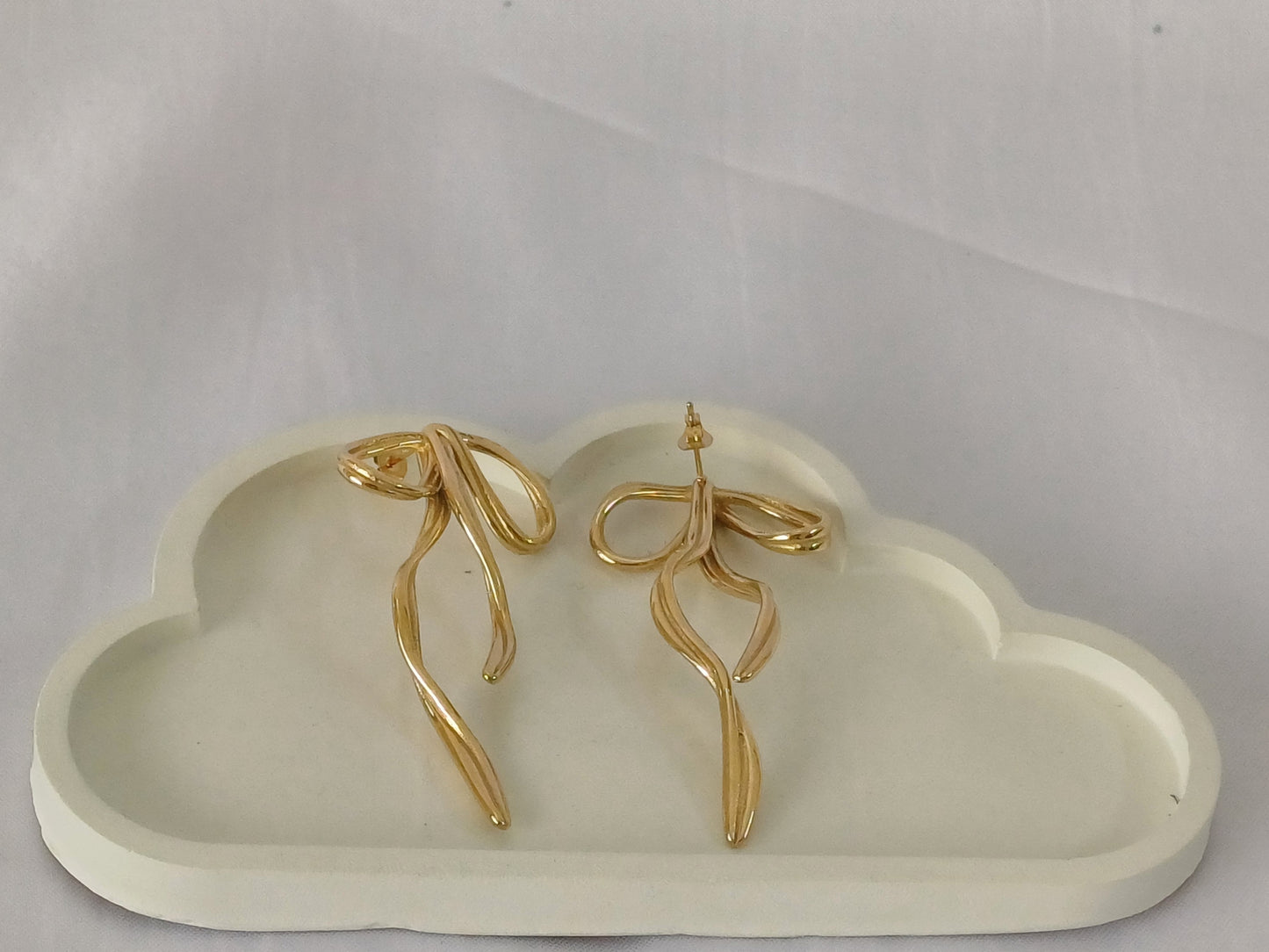 Golden Bow Dangler Elsa