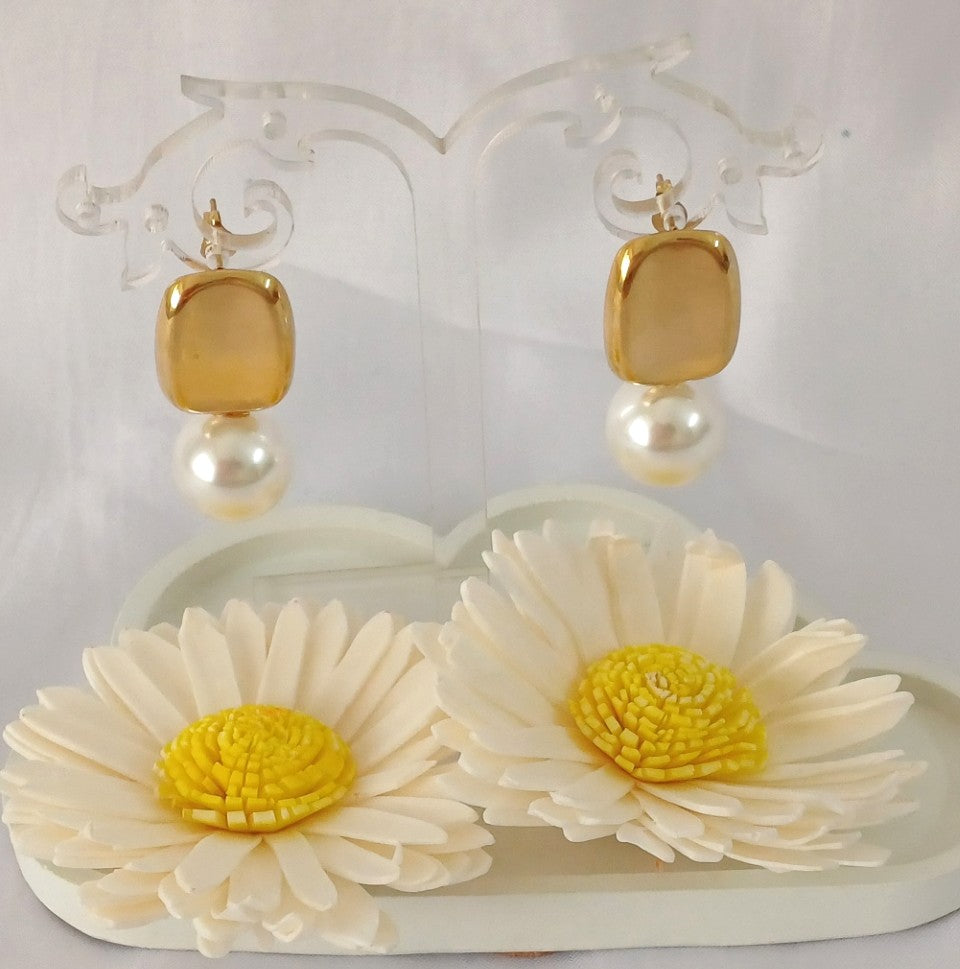 Golden Pearl Drop Caroline