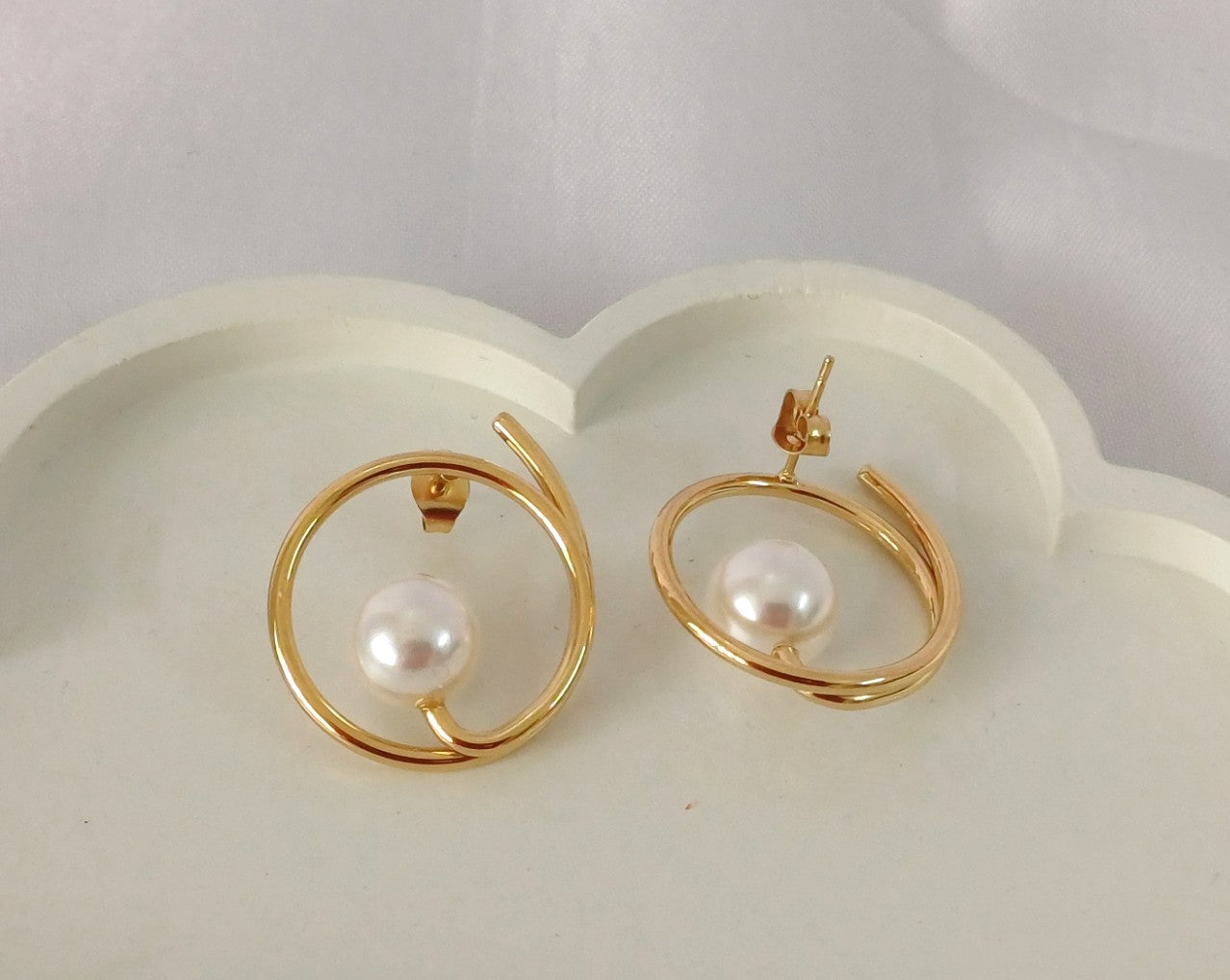 Golden Round Pearl Stud Vanessa
