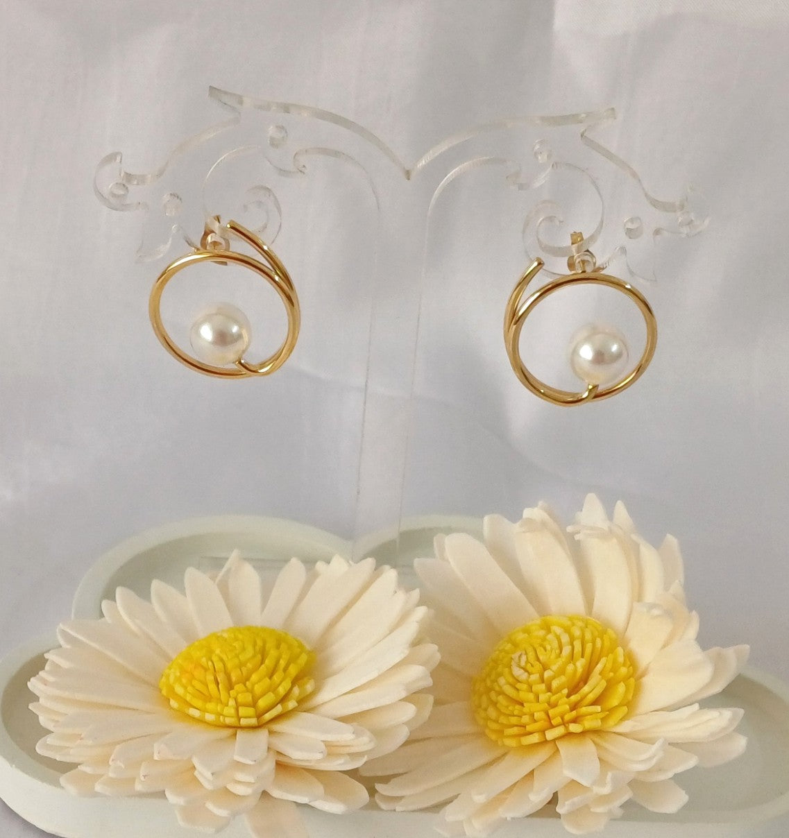 Golden Round Pearl Stud Vanessa