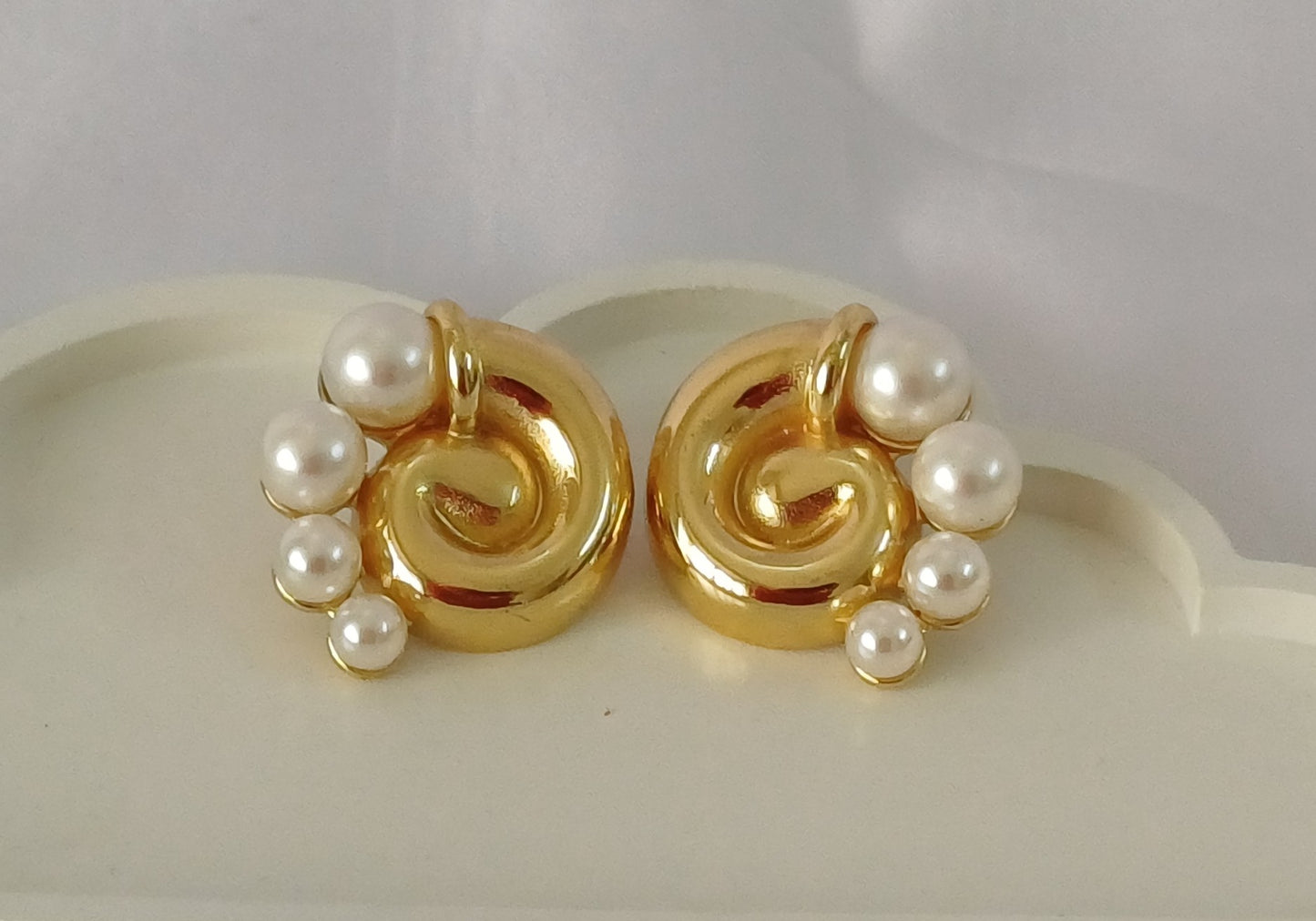 Golden Pearl Stud Annie