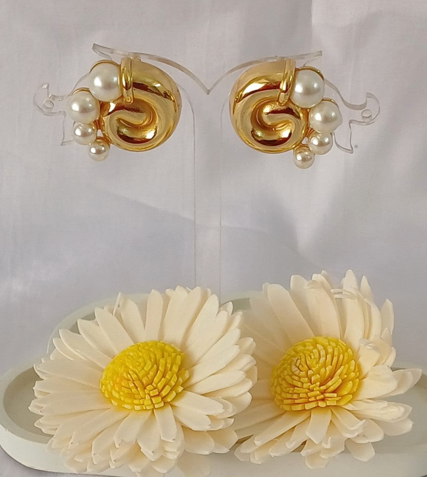 Golden Pearl Stud Annie