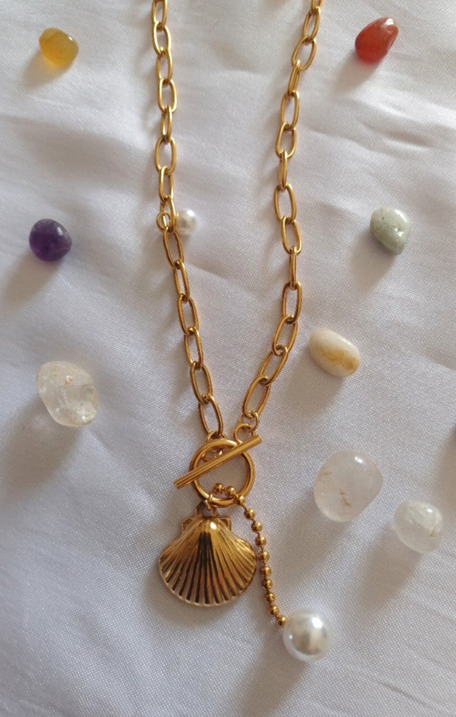 Shell Pendant Necklace