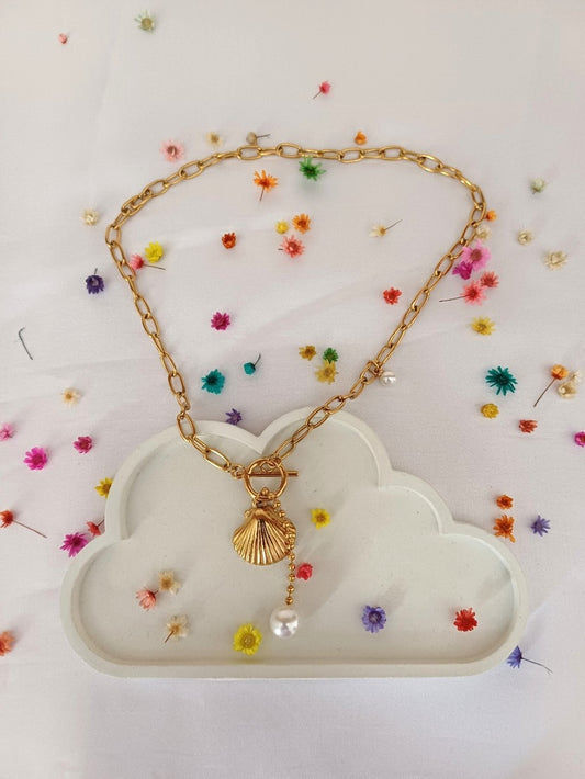 Shell Pendant Necklace