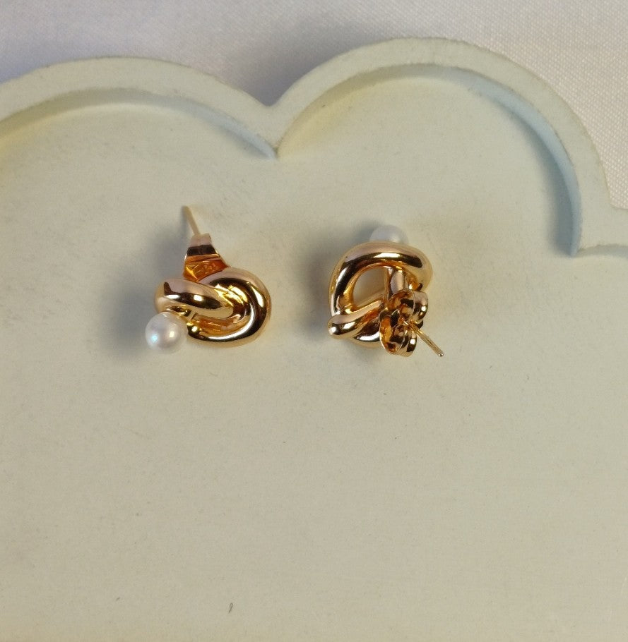 Knot Pearl Stud